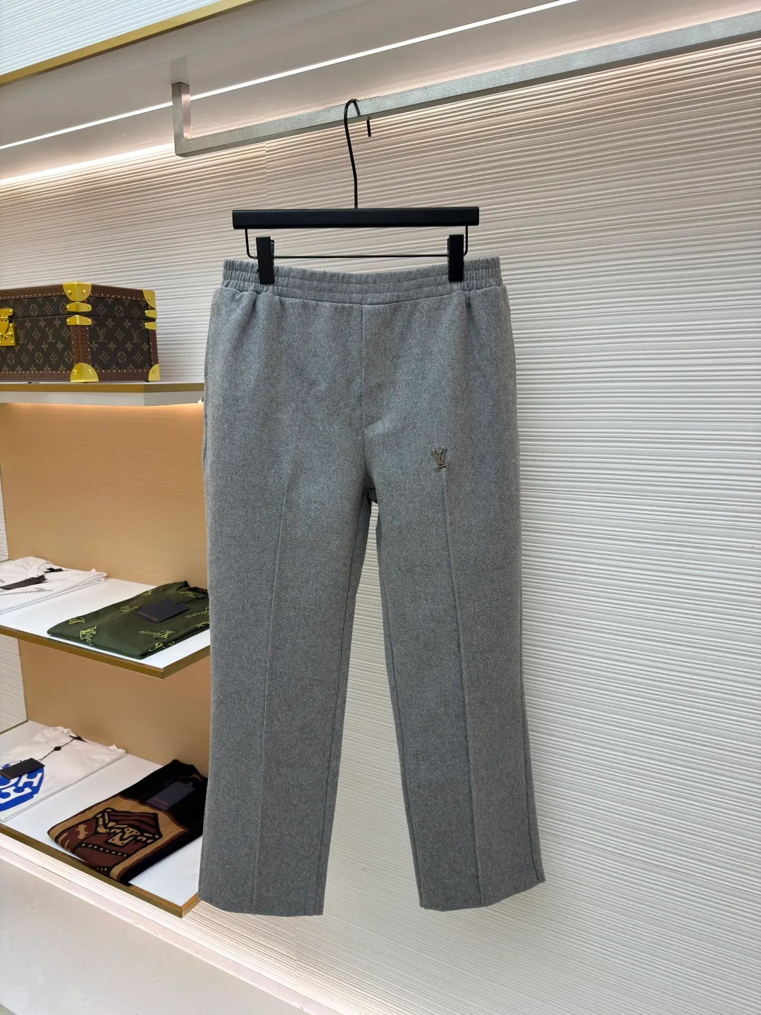 LOUISVUITTON iron label wool trousers ●Authentic product: purchased and developed by 10874 ●Item number: 1680852-B15 ●Fabric: wool blend ●Technology: positioning cutting machine ●Version: fitted version ●Weight: about 735 grams ●Size: S-M-L-XL ●Description: Customized 80% wool, 14% spandex, 6% blended sheep wool fabric, full of texture and refined tailoring to reinterpret the dynamic silhouette. The elastic waist upgrades the drape texture, the side pockets are cleverly integrated into the stitching, and the facial pleats are infused with elegance. The left leg is decorated with the brand's metal logo to once again confirm the brand's identity. The overall wiring is straight and delicate, the fabric is comfortable and soft, and the color is consistent without color difference. It can be matched with the same style to create a fashionable look and control various occasions. Customized accessories, complete with three standards, same style for men and women!